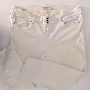 White Capri skinny jeans. Size 22R.